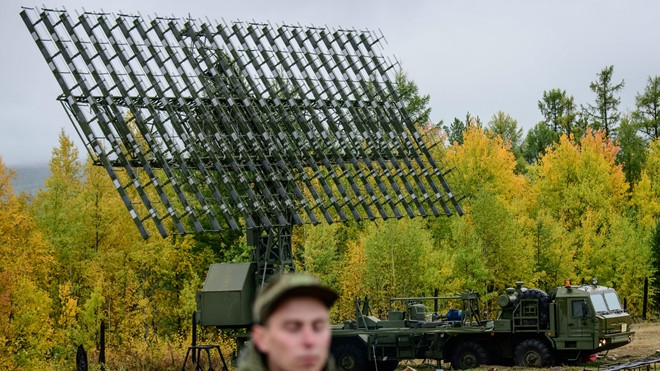 Biện pháp thứ hai là tạo ra một số lượng lớn các nguồn gây nhiễu tín hiệu radar. Một số lượng lớn các nguồn tín hiệu radar giả được thiết lập với chi phí rất thấp, để đánh lừa tên lửa chống bức xạ tấn công các mục tiêu giả, từ đó nâng cao khả năng sống sót của radar thật.