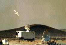 Về nguyên tắc, nó không khác nhiều so với tên lửa dẫn đường bằng hồng ngoại, sự khác biệt là nó phải có sóng radar của đối phương bật lên, HARM sẽ bay về phía vị trí có tín hiệu sóng radar mạnh nhất.