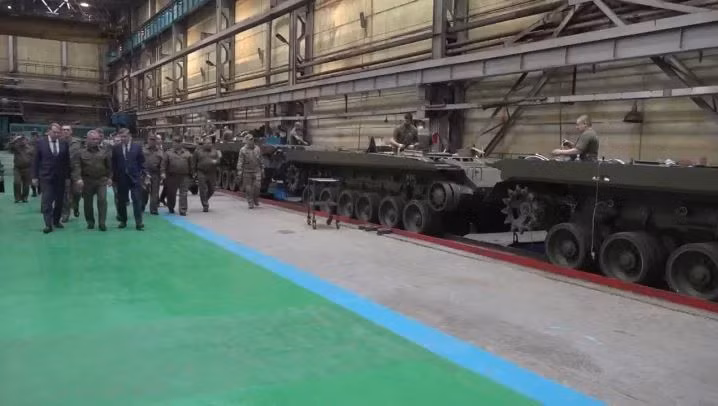 Hiện không có thông tin chính thức nào được xác nhận rằng lô hàng T-80BVM này “được sản xuất hàng loạt mới”. Tuy nhiên, suy đoán về vấn đề này đang gia tăng. Vào đầu tháng 9, Moscow quyết định tiếp tục khôi phục hoàn toàn việc sản xuất tại nhà máy Omsk.