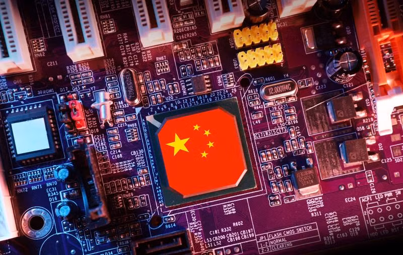 Hiện Trung Quốc, nhà sản xuất thiết bị điện tử lớn nhất thế giới và là một trong những nhà nhập khẩu chính chất bán dẫn của phương Tây, đóng vai trò then chốt trong kế hoạch này. Các công ty Trung Quốc sử dụng năng lực sâu rộng của mình trên thị trường toàn cầu, mua các linh kiện cần thiết và cung cấp cho Nga thông qua các chuỗi trung gian phức tạp. 