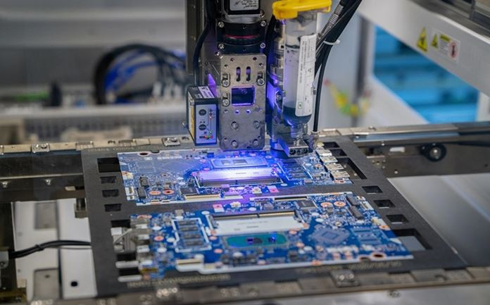 Theo các chuyên gia, mặc dù Mỹ và phương Tây ra sức thực hiện lệnh cấm vận, nhưng Nga vẫn có thể mua chip từ hơn 6 nghìn nhà sản xuất nước ngoài, trị giá khoảng 4 tỷ USD. Những thông tin này cho thấy, bất chấp các lệnh trừng phạt khắc nghiệt, Moscow vẫn cố gắng thiết lập chuỗi cung ứng song song ổn định. 