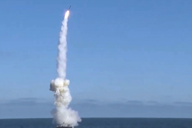 Ngược lại, Nga đang lách thành công lệnh cấm vận của phương Tây, tiếp tục nhận không chỉ hàng hóa công cộng “bị cấm”, mà còn cả các linh kiện quan trọng cho chế tạo vũ khí của họ. Các nhà báo của The New York Times xác nhận trong nghiên cứu của họ rằng, Nga tiếp tục sử dụng chip của Mỹ trong tên lửa của mình. 