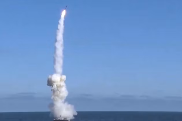 Ngược lại, Nga đang lách thành công lệnh cấm vận của phương Tây, tiếp tục nhận không chỉ hàng hóa công cộng “bị cấm”, mà còn cả các linh kiện quan trọng cho chế tạo vũ khí của họ. Các nhà báo của The New York Times xác nhận trong nghiên cứu của họ rằng, Nga tiếp tục sử dụng chip của Mỹ trong tên lửa của mình. 