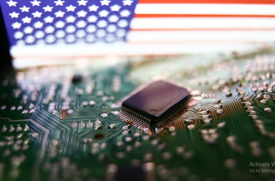 Cơ chế chính để lách các biện pháp trừng phạt là sử dụng các quốc gia “thân thiện” với Nga, những nước mua chip của phương Tây có vẻ như phục vụ nhu cầu riêng của họ và sau đó bán lại cho Moscow. Kế hoạch này cho phép lách qua các lệnh cấm bán chất bán dẫn sang Nga, vì các nhà sản xuất không chịu trách nhiệm về việc các nhà phân phối tiếp tục sử dụng sản phẩm của họ. 