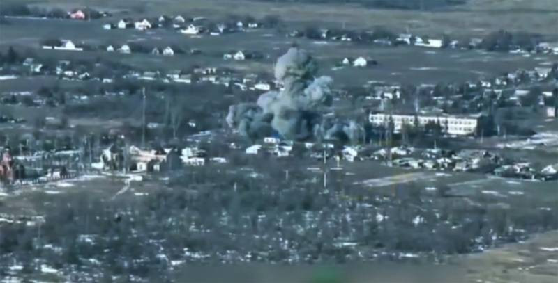 Trong khi đó trên mạng xã hội, đã xuất hiện đoạn video về việc Không quân Nga sử dụng bom lượn có điều khiển UPAB-1500B phá hủy các công sự kiên cố của Quân đội Ukraine trong khu vực của Nhà máy hóa chất và than cốc Avdeevka và cho thấy mức độ phá hủy khủng khiếp của nó.