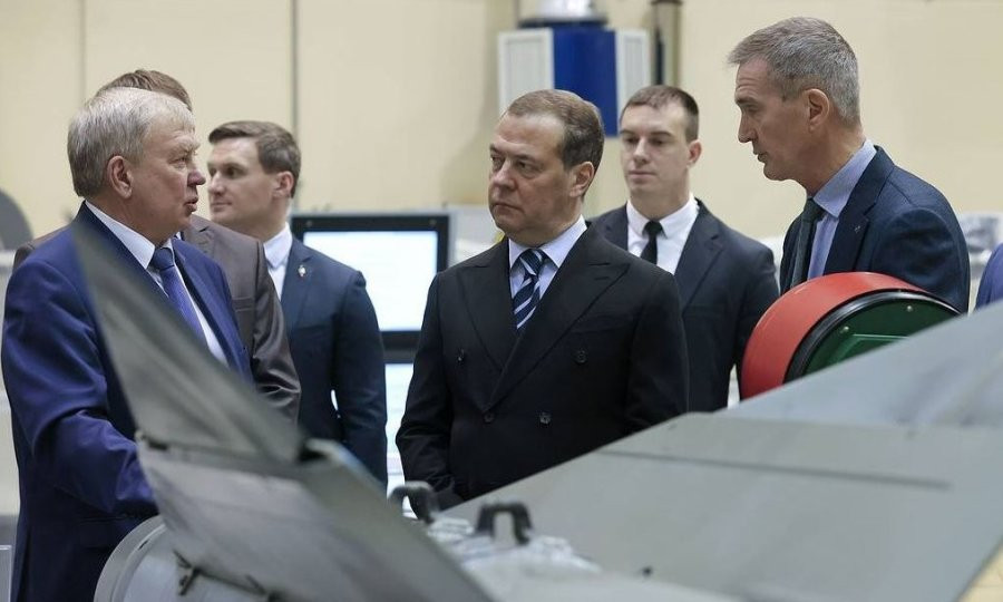 Số lượng bom có điều khiển được Không quân Nga sử dụng ở chiến trường Ukraine đã tăng lên một cách nhanh chóng trong thời gian gần đây; sau khi ông Dmitry Medvedev, Phó Chủ tịch Hội đồng An ninh Nga, đến thăm Công ty Cổ phần Khu vực GNPP vào tháng 11/2022. 