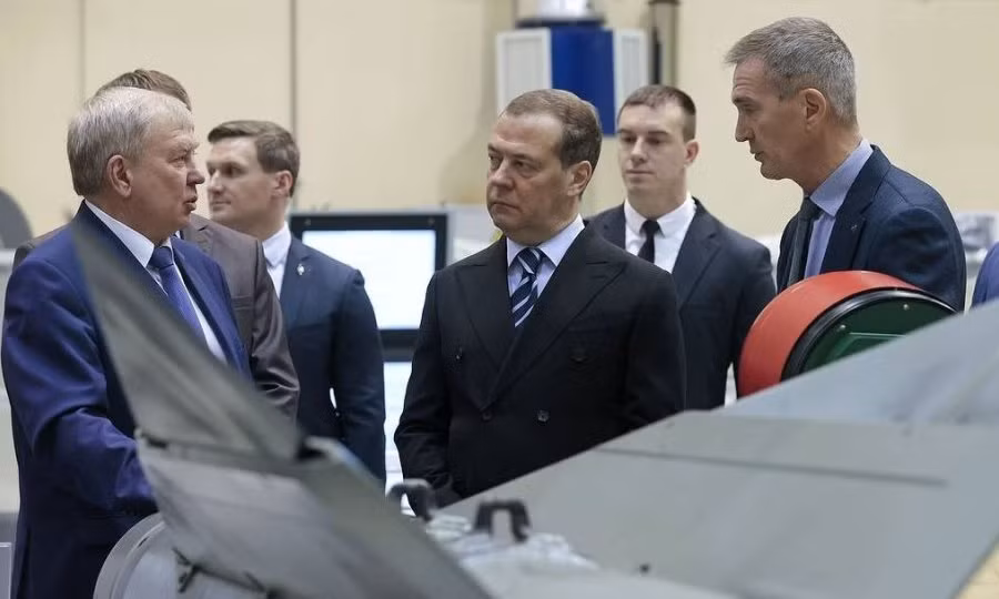 Số lượng bom có điều khiển được Không quân Nga sử dụng ở chiến trường Ukraine đã tăng lên một cách nhanh chóng trong thời gian gần đây; sau khi ông Dmitry Medvedev, Phó Chủ tịch Hội đồng An ninh Nga, đến thăm Công ty Cổ phần Khu vực GNPP vào tháng 11/2022. 