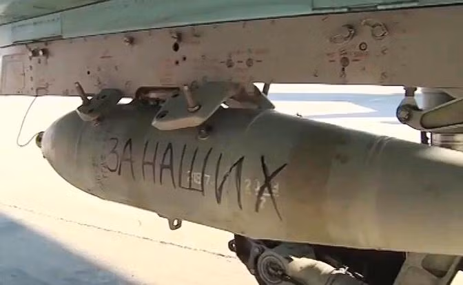 Vào ngày 11/2 vừa qua, Không quân Nga đã lần đầu sử dụng bốn quả bom lượn cải tiến FAB-500 tấn công vào Đảo Rắn trên khu vực Biển Đen, phá hủy toàn bộ những gì mà người Ukraine đưa lên hòn đảo rộng 1 km vuông này và tiếp sau đó, Không quân Nga đã ồ ạt sử dụng bom lượn trên chiến trường Ukraine.