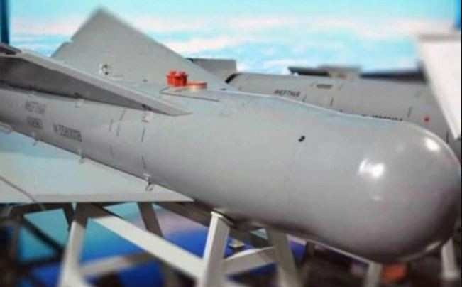 Vào ngày 3/4 vừa qua, Đại tá Ignat, người phát ngôn của Lực lượng phòng không Ukraine, đã phát biểu tại chương trình Ze-marathon trên kênh We-Ukraine TV cho biết: “Mỗi ngày có khoảng hai chục quả bom dẫn đường của kẻ thù rơi xuống chiến trường Ukraine. Chúng tôi không thể bắn hạ những quả bom này, vì chúng quá nhỏ và khó phát hiện”.