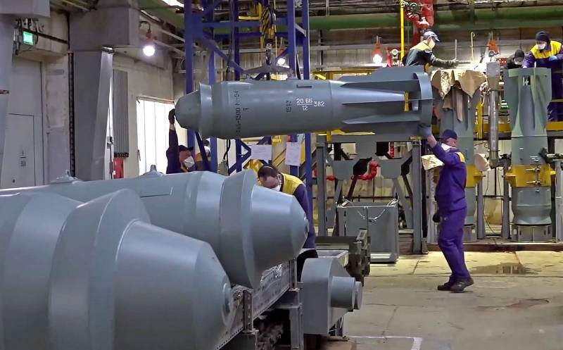 Ông Shoigu đã kiểm tra các phân xưởng nơi sản xuất pháo và vũ khí hàng không. Các bức ảnh cho thấy quá trình sản xuất bom trong các nhà máy quốc phòng của Nga; ngoài loại bom phá nhỏ FAB-500, còn có những loại bom phá hạng nặng FAB-1500, dùng để phá những công sự kiên cố.