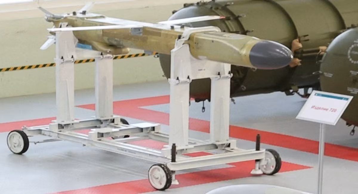 Tên lửa chiến thuật Kh-50 (mã Quân đội Nga “Izdeliye 715”), do Viện thiết kế tên lửa Raduga phát triển từ đầu thập niên 1990, có cấu trúc khí động học kiểu hình mũi tên, cánh có thể gấp lại, tương tự như cánh của tên lửa hành trình chiến lược Kh-101. 