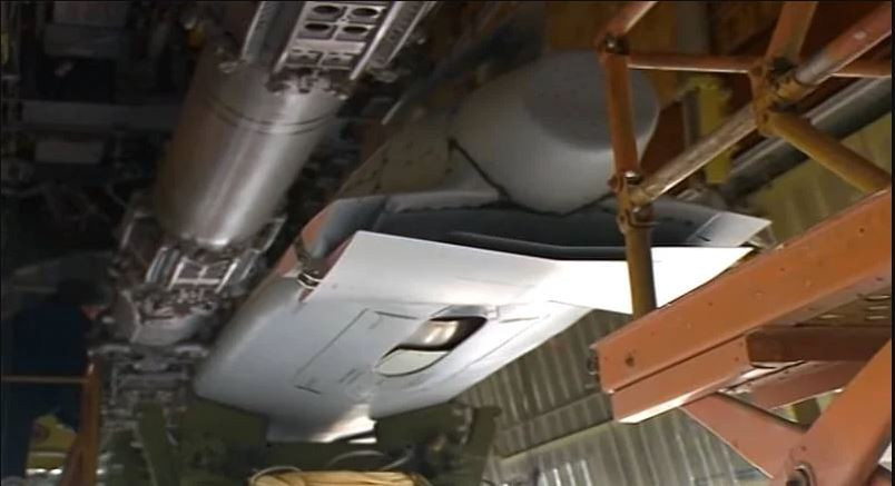 Nhưng một đặc điểm quan trọng của tên lửa Kh-50 là thiết kế cửa hút khí được đặt bên trong thân tên lửa. Trong khi trên Kh-101, cửa hút khí là kiểu thò ra, thiết kế này làm tăng độ bộc lộ hồng ngoại và tín hiệu radar của tên lửa. Cả hai loại tên lửa này đều sử dụng động cơ turbine phản lực cỡ nhỏ Izdeliye 37-04 (ảnh tên lửa Kh-101 trên bệ phóng máy bay ném bom Tu-95).