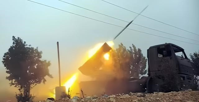 Hãng tin Al Jazeera của Qatar đưa tin, lính dù Syria dưới sự chỉ huy của các cố vấn quân sự Nga và Iran, đã tiến hành các cuộc phản công tại các làng và thị trấn Desi, Khattab và Hashemiya. Trong cuộc giao tranh, Syria thậm chí còn điều động trực thăng và lính biệt kích nhảy dù, tiến hành các cuộc đột kích ban đêm.