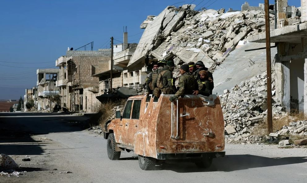 Ngay cả Lực lượng Vệ binh Cách mạng Iran và lực lượng Shia của Iraq cũng bắt đầu rút lui và bỏ chạy với tốc độ “chóng mặt”. Bởi vì nếu không bỏ chạy, họ sẽ bị mắc kẹt ở Syria và bị tiêu diệt bởi những khẩu pháo nòng xoay sáu nòng, từ máy bay tấn công cường kích A-10 của Mỹ.