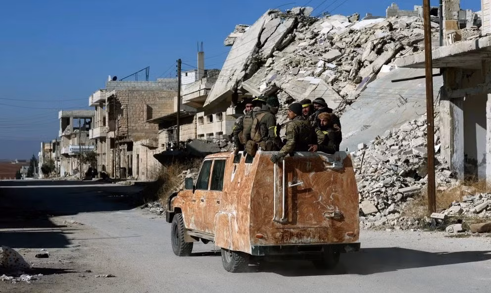 Ngay cả Lực lượng Vệ binh Cách mạng Iran và lực lượng Shia của Iraq cũng bắt đầu rút lui và bỏ chạy với tốc độ “chóng mặt”. Bởi vì nếu không bỏ chạy, họ sẽ bị mắc kẹt ở Syria và bị tiêu diệt bởi những khẩu pháo nòng xoay sáu nòng, từ máy bay tấn công cường kích A-10 của Mỹ.