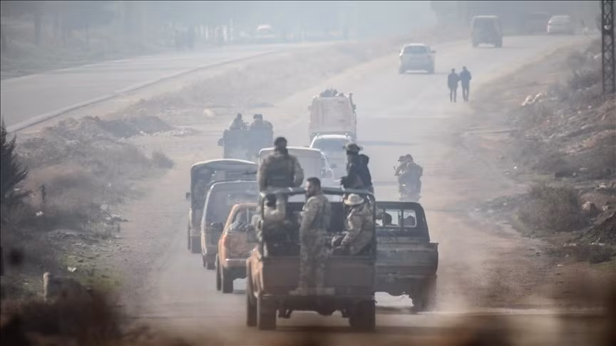 Trên khắp các tỉnh Daraa và Suwayda, người dân tấn công Quân đội Syria cũng như các mục tiêu quân sự ở khắp mọi nơi. Đoàn xe của quân đội Chính phủ Syria sơ tán đã hứng chịu hỏa lực từ mọi hướng.