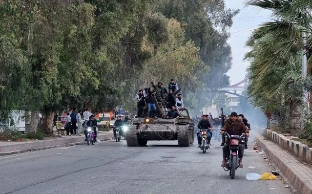 Iran và Syria không còn sức lực để tấn công quân nổi dậy vào thời điểm cuối cùng có thể. Điều quan trọng nhất bây giờ là giữ được chế độ Bashar và tỉnh Homs. Về lâu dài, Homs không thể phòng thủ được, quân đội Chính phủ Syria sẽ phải rút lui về vùng núi ven biển, dựa vào căn cứ Alawite hàng nghìn năm và dựa vào căn cứ quân sự của Nga để bảo vệ.