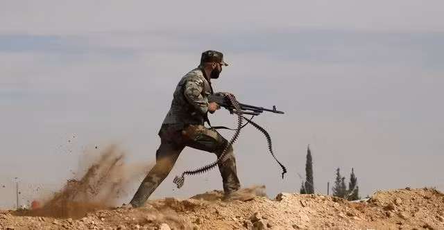 Sư đoàn Tiger số 25 của Syria phát động phản công vào ban đêm, tiến vào sân bay Hama và phản công về phía trước để ngăn chặn các cuộc tấn công tiếp theo của phe đối lập Syria. Đồng thời, Không quân Nga cũng tiến hành các cuộc không kích vào cầu Rastan, cắt đứt đường tiến quân của phe đối lập Syria.