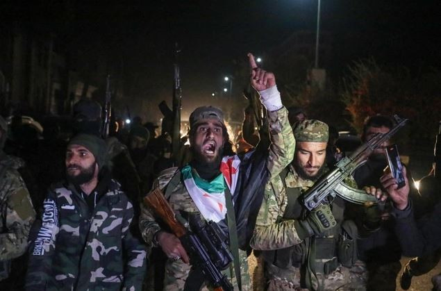 Dân quân khắp khu vực nổi dậy trong đêm và bắt đầu tấn công các đoàn xe quân sự của quân đội Chính phủ Syria, chiếm các trạm kiểm soát quân sự, chiếm giữ các đồn cảnh sát và tấn công các căn cứ quân sự. Tại Sneimein ở miền nam Syria, Trung đoàn tên lửa số 89 của Syria đã nổ súng yểm trợ cho việc sơ tán đoàn xe quân sự Syria.