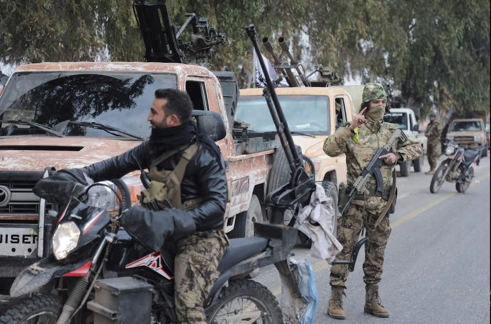 Trên thực tế, không có cơ hội để kẻ thù tiến sâu và bao vây Quân đội Syria. Sự thất bại của Quân đội Syria đang ngày càng gia tăng. Trong một đêm, hầu hết 4 tỉnh Deir ez-Zor, Raqqa, Daraa và Suweida bị mất 12 căn cứ quân sự. Lính của quân đội Chính phủ Syria bỏ căn cứ thiết giáp, căn cứ không quân và căn cứ lực lượng đặc biệt để trốn thoát.