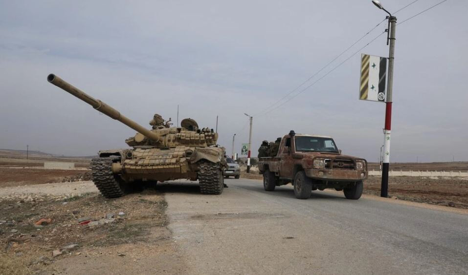 Tại tỉnh Suweida, cộng đồng Cơ đốc giáo địa phương và Druze cũng bắt đầu cầm vũ khí nổi dậy. Căn cứ của Trung đoàn thiết giáp số 4 thuộc Sư đoàn 18; căn cứ của Lữ đoàn thiết giáp số 52 của quân đội Chính phủ Syria bị chiếm. Sau đó, quân nổi dậy lái những chiếc xe tăng chiếm được để chiếm căn cứ không quân Tha'lah của Quân đội Syria tại địa phương.