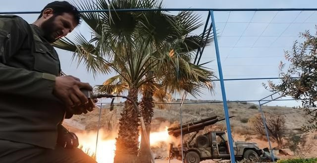 Một mặt, Tướng Chaiko, Tổng tư lệnh Nga ở Syria, đã ra lệnh rút bỏ các tỉnh Deir ez-Zor và Raqqa, tấn công thẳng vào lực lượng người Kurd ở Syria. Một mặt, tập trung mọi lực lượng tiến vào Homs và Damascus. Một trận chiến quyết định là phải nổ ra trên chiến tuyến của tỉnh Homs.