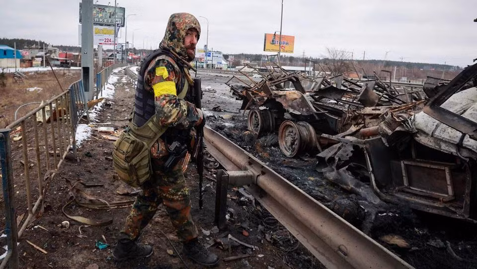 Hiện giao tranh vẫn tiếp diễn ở ngoại ô thủ đô của Ukraine. Chính quyền thành phố Kiev cho biết, khu vực phía bắc là nguy hiểm nhất, bao gồm các khu vực Bucha, Irpin và Hostomel, cũng như quận Vyshorod xa hơn về phía bắc Kiev. Giao tranh cũng leo thang ở Brovary, bên kia sông Dnepr, thuộc phía đông thành phố.