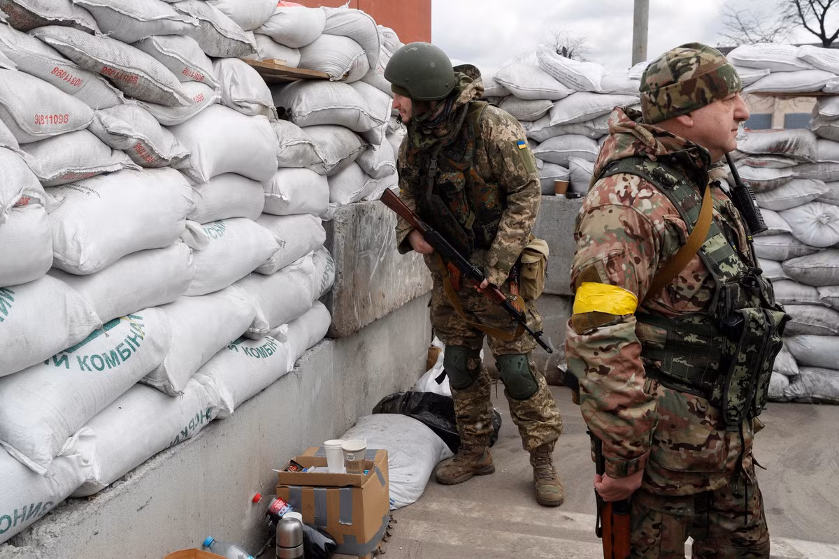 Tuy nhiên, quân đội Nga đã gặp phải những mảnh xương rất cứng ở thành phố cảng Mariupol. Đây là thành phố cuối cùng ngăn quân Nga hoàn thành việc bao vây và nối Luhansk, Donetsk với Crimea. 