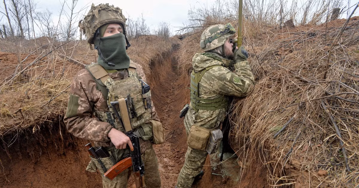 Về tình hình phòng thủ thành phố, phóng viên CNN cho biết, lực lượng quân sự Ukraine ở khắp mọi nơi; họ đã bố trí các công sự phòng thủ dọc theo tất cả các con đường chính dẫn vào thành phố, đặt bẫy xe tăng khắp nơi. Và ngay cả khi quân Nga bao vây thành phố, cũng sẽ rất khó khăn mới có thể chạm đến trung tâm Kiev.