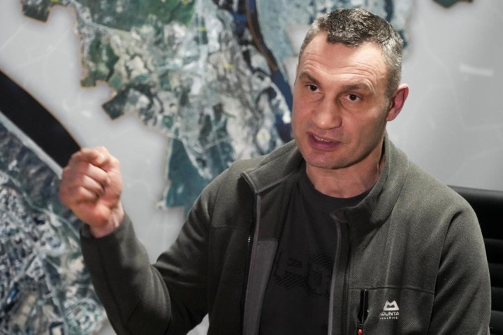Thị trưởng Kiev Vitali Klitschko cũng nói với CNN rằng, nguồn bảo đảm thực phẩm và vật tư y tế, chỉ có thể bảo đảm được trong một đến hai tuần. Theo phóng viên CNN nhận định, quân Nga có khả năng tấn công từ nhiều hướng, đã có những lo ngại về việc họ sẽ bao vây thành phố.