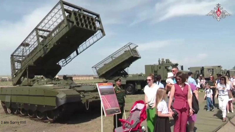 Ngày 3/6 vừa qua, Bộ Quốc phòng Nga đưa tin, nhân kỷ niệm 45 năm ngày thành lập Lực lượng đặc biệt của Quân đội Nga, được tổ chức tại Lữ đoàn Cơ động Cận vệ số 1. Trong sự kiện này, khách mời cũng được giới thiệu về các loại vũ khí hiện có, bao gồm cả những vũ khí phát triển mới nhất và hứa hẹn nhất.