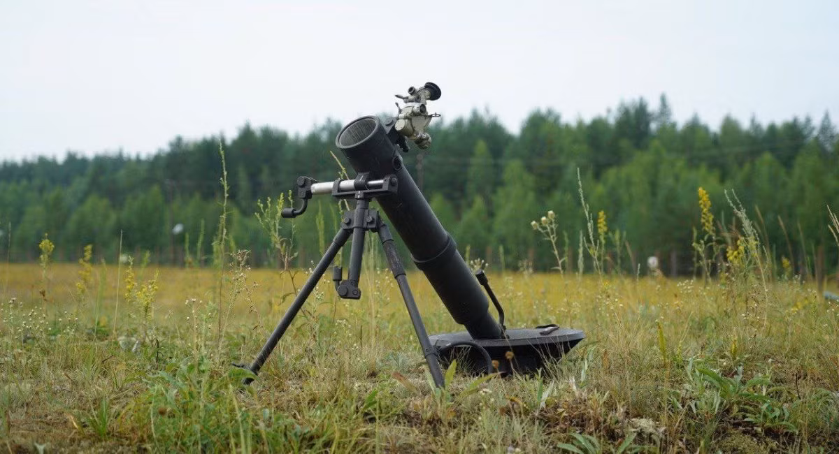 Còn Rostec, tập đoàn nhà nước Nga, đã chuyển giao lô súng cối hạng nhẹ 82 mm 2B14 cho Lực lượng Lục quân Nga. Theo Rostec, những vũ khí này đã được nâng cấp sâu, nhằm nâng cao khả năng cơ động của phân đội súng cối và độ chính xác khi bắn. 