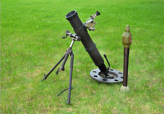 Trong những cải tiến quan trọng của súng cối 2B14 là bàn đế, một bộ phận quan trọng giúp hấp thụ xung lực giật và duy trì độ ổn định của súng đã được thiết kế lại hoàn toàn. Những cải tiến giúp nó bám sát mặt đất hơn, tăng cường độ ổn định hơn nữa cho súng.