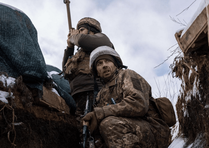 Thứ ba: Quyết định bám trụ tuyến phòng thủ thung lũng của quân đội Ukraine ở một mức độ nào đó là một "sự phán đoán sai lầm về mặt chiến lược". Quân đội Nga thế trận ở trên cao, quân đội Ukraine đang phòng ngự ở dưới thấp, với tình huống cao đánh thấp, quân đội Ukraine sẽ bị chế áp là điều khó tránh khỏi.