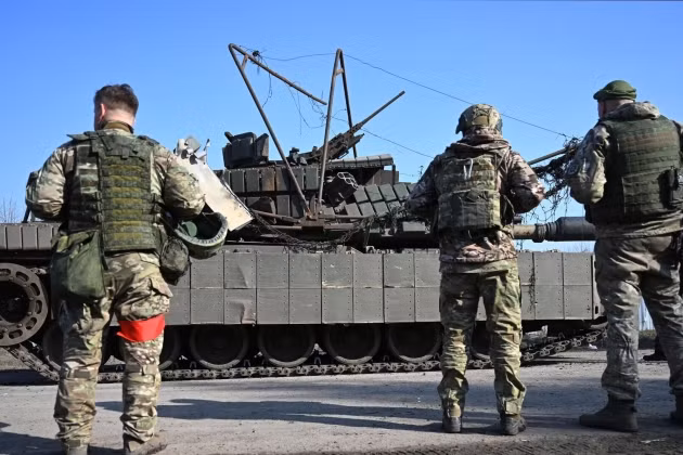 Hiện tại, bản thân kho vũ khí của Ukraine là một “mảnh ghép phức tạp”, trong đó 50% vũ khí trang bị của Mỹ, 20% của châu Âu và 30% vũ khí trang bị cũ của Liên Xô. Khi Mỹ ngừng viện trợ, hiệu quả chiến đấu chung của AFU ngay lập tức giảm một nửa, và hỏa lực tấn công chính xác của họ giảm từ 80% đến 90% như một trận tuyết lở. Sự suy giảm này không chỉ là đòn giáng vào phần cứng mà còn là đòn giáng mạnh vào tinh thần. 