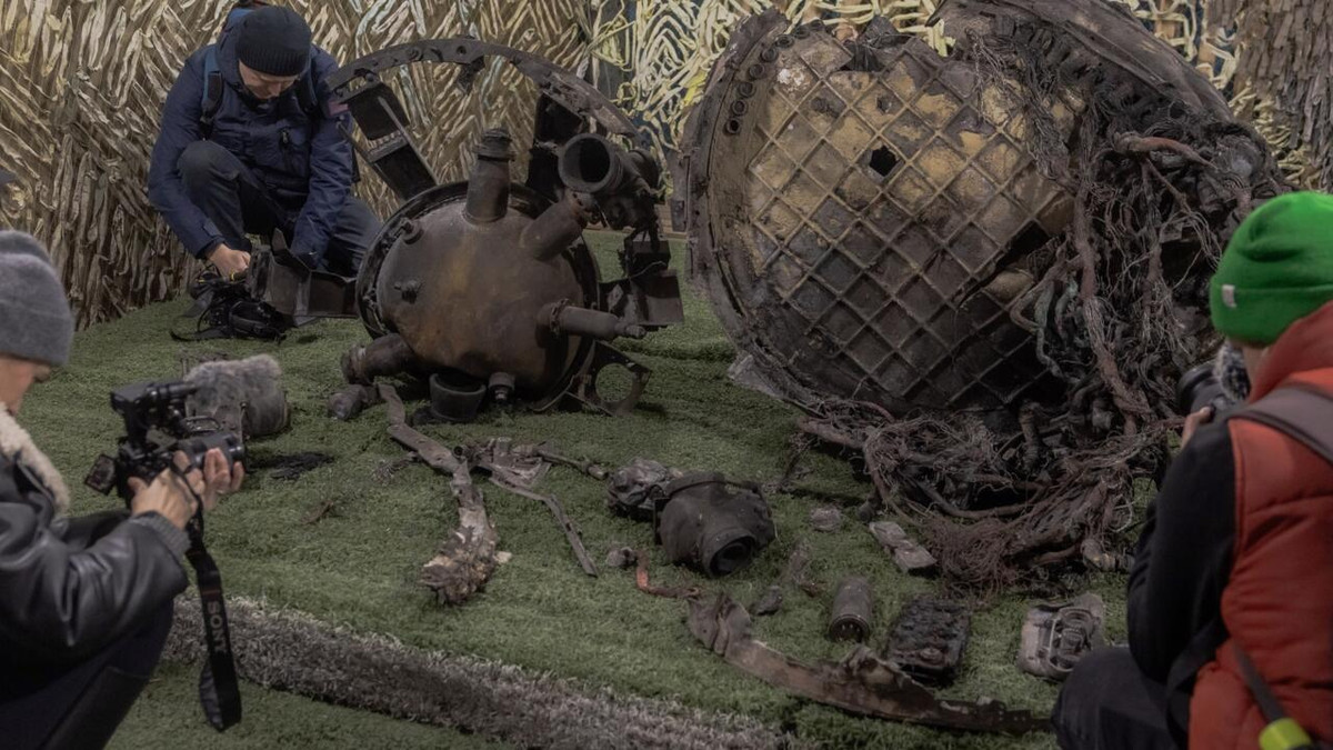 Để đáp trả, vào ngày 21/11/2024, Nga đã sử dụng tên lửa đạn đạo siêu thanh mới nhất - Oreshnik, để tấn công một cơ sở công nghiệp quốc phòng của Ukraine. Điện Kremlin coi việc sử dụng ATACMS là hành động leo thang đáng kể của cuộc xung đột, cáo buộc phương Tây tham gia trực tiếp vào cuộc giao tranh.