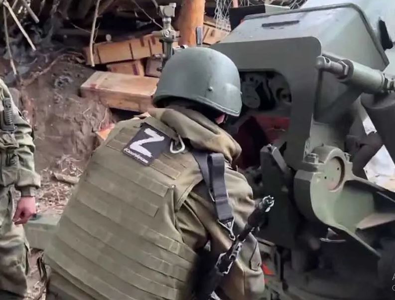 Kênh Deep State cho biết, ở Kurakhove, hiện RFAF điều một lượng lớn pháo hạng nặng và thực hiện bắn phá không ngừng nghỉ suốt 24 giờ vào các vị trí của quân phòng thủ Ukraine. Những đoạn video do cả lính Ukraine và lính Nga đăng lên mạng, toàn bộ bầu trời được thắp sáng bởi tiếng pháo.