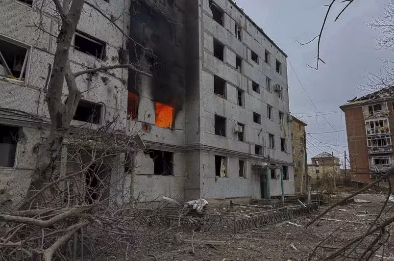 Đối mặt với cuộc bao vây dày đặc của RFAF, quân phòng thủ Ukraine ở Kurakhove đã sử dụng các tòa nhà đô thị, để biến thành một số lượng lớn công sự và đặt chướng ngại vật chống tăng trên đường phố, nhằm ngăn chặn bước tiến của lực lượng thiết giáp Nga.