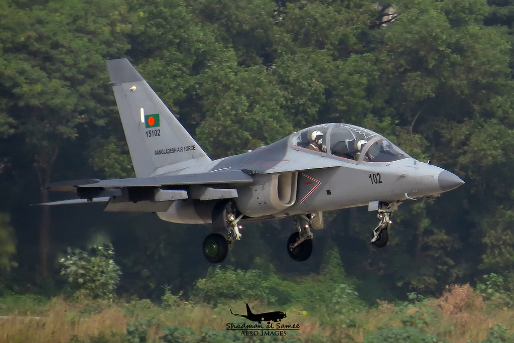 Đây là tính năng cực kỳ quan trọng, giúp Yak-130 trở thành giải pháp huấn luyện phi cơ chiến đấu hiệu quả duy nhất, trong một lực lượng không quân sử dụng đa hệ máy bay chiến đấu. Khả năng huấn luyện mô phỏng nhờ vào hệ thống máy tính, cùng thiết bị điện tử hiện đại bên trong chiếc Yak-130.