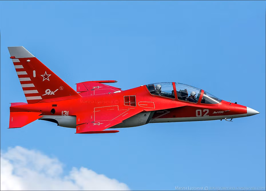 Tính năng chính của Yak-130 là dùng để huấn luyện phi công trung cấp, theo quy trình đào tạo 4 bước của phi công máy bay chiến đấu phản lực quân sự quốc tế. Và Việt Nam cũng đang thực hiện theo quy trình huấn luyện này.