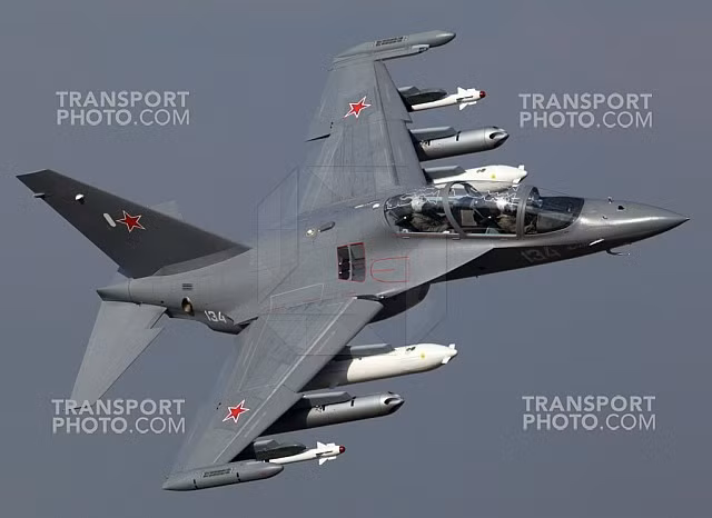 Yak-130 được trang bị radar Osa, được phát triển bởi NIIP Zhukovsky, có khả năng theo dõi 8 mục tiêu cùng lúc, đồng thời tấn công 4 mục tiêu ở mọi góc độ trên không hoặc 2 mục tiêu dưới đất cùng lúc.