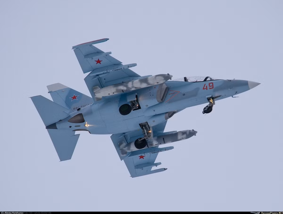 Hiện tại Nga đang sử dụng Yak-130 để làm máy bay huấn luyện cho phi công Su-57, loại chiến đấu cơ thế hệ năm đầu tiên và duy nhất của Không quân Nga tính tới thời điểm hiện tại.