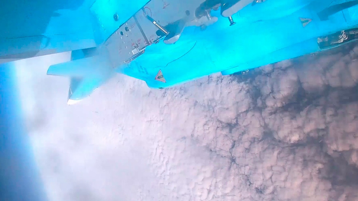 Chưa hết, quân Nga còn gọi máy bay chiến đấu Su-34 thả một lượng lớn bom nhiệt áp xuống các vị trí của lính đánh thuê phương Tây. Pháo binh hạng nặng của Nga cũng trút đạn pháo dày đặc vào các vị trí, gần như quét sạch các vị trí của lính đánh thuê. Sau một ngày đêm chiến đấu ác liệt, quân Nga đã tiêu diệt hoàn toàn lính đánh thuê phương Tây, khoảng hơn 400 người.