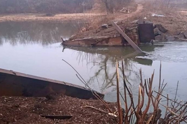 Hiện lực lượng công binh của Quân đội Ukraine bắt đầu cho nổ tung các cây cầu trong quá trình rút quân. Theo một số giả thiết, có khả năng là Quân đội Ukraine cố gắng làm chậm bước tiến của dân quân ly khai, nhằm rút lui về một khoảng cách an toàn.