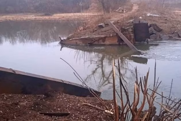 Hiện lực lượng công binh của Quân đội Ukraine bắt đầu cho nổ tung các cây cầu trong quá trình rút quân. Theo một số giả thiết, có khả năng là Quân đội Ukraine cố gắng làm chậm bước tiến của dân quân ly khai, nhằm rút lui về một khoảng cách an toàn.