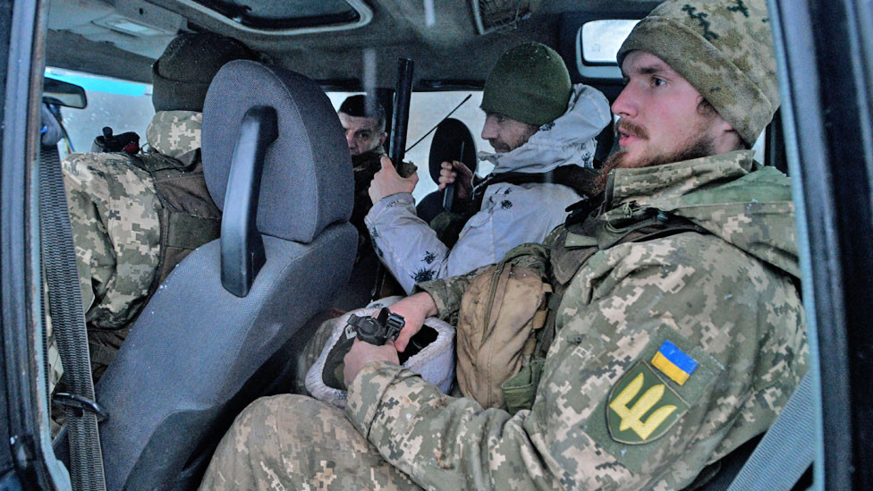 Theo truyền thông địa phương, khi quân Ukraine bắt đầu rút lui của khỏi làng Staromarievka (bị quân Ukraine chiếm từ tay dân quân DPR ngày 26/10/2021), cây cầu bắc qua sông Kalmius đã bị công binh Ukraine cho nổ tung.