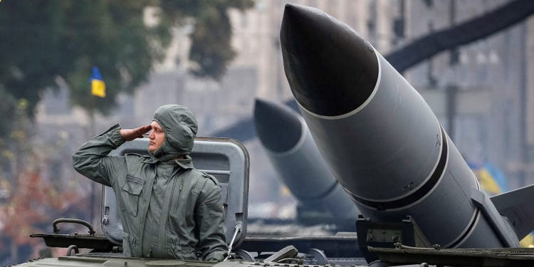 Trong bức ảnh, người xem có thể thấy hậu quả của cuộc tấn công của quân đội Ukraine bằng tên lửa chiến thuật Tochka-U. Cuộc tấn công được thực hiện vào buổi sáng ngày 25/2; dựa trên các thông tin hiện có, hiện có ít nhất một máy bay chiến đấu Su-30SM đã bị phá hủy.