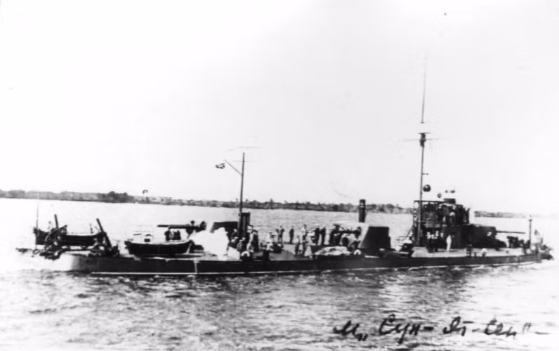 Vào đêm ngày 12/10/1929, các tàu chiến của Liên Xô tập kết đầy đủ ở cửa sông Sungari; vào lúc 6 giờ sáng, không quân Liên Xô sử dụng 25 máy bay đã bay, ném bom vào căn cứ quân Quốc dân đảng ở Lahasus.