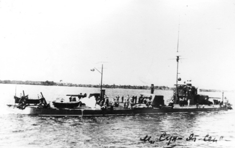 Vào đêm ngày 12/10/1929, các tàu chiến của Liên Xô tập kết đầy đủ ở cửa sông Sungari; vào lúc 6 giờ sáng, không quân Liên Xô sử dụng 25 máy bay đã bay, ném bom vào căn cứ quân Quốc dân đảng ở Lahasus.