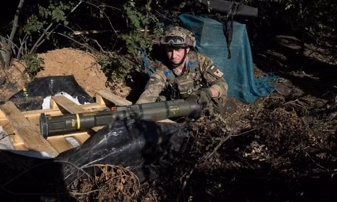 Điều này bất chấp thực tế là chính ông, cách đây chưa đầy hai tháng, đã tuyên bố "một sự thay đổi căn bản sẽ đến vào tháng Tám". Nhưng quân đội Ukraine đã không đi đến một "sự thay đổi triệt để", mà còn mất liên kết trung tâm của đầu cầu Donetsk của họ, đó là thị trấn chiến lược Peski và mất quyền kiểm soát ở nhiều khu vực Nikolaev và Kharkov.